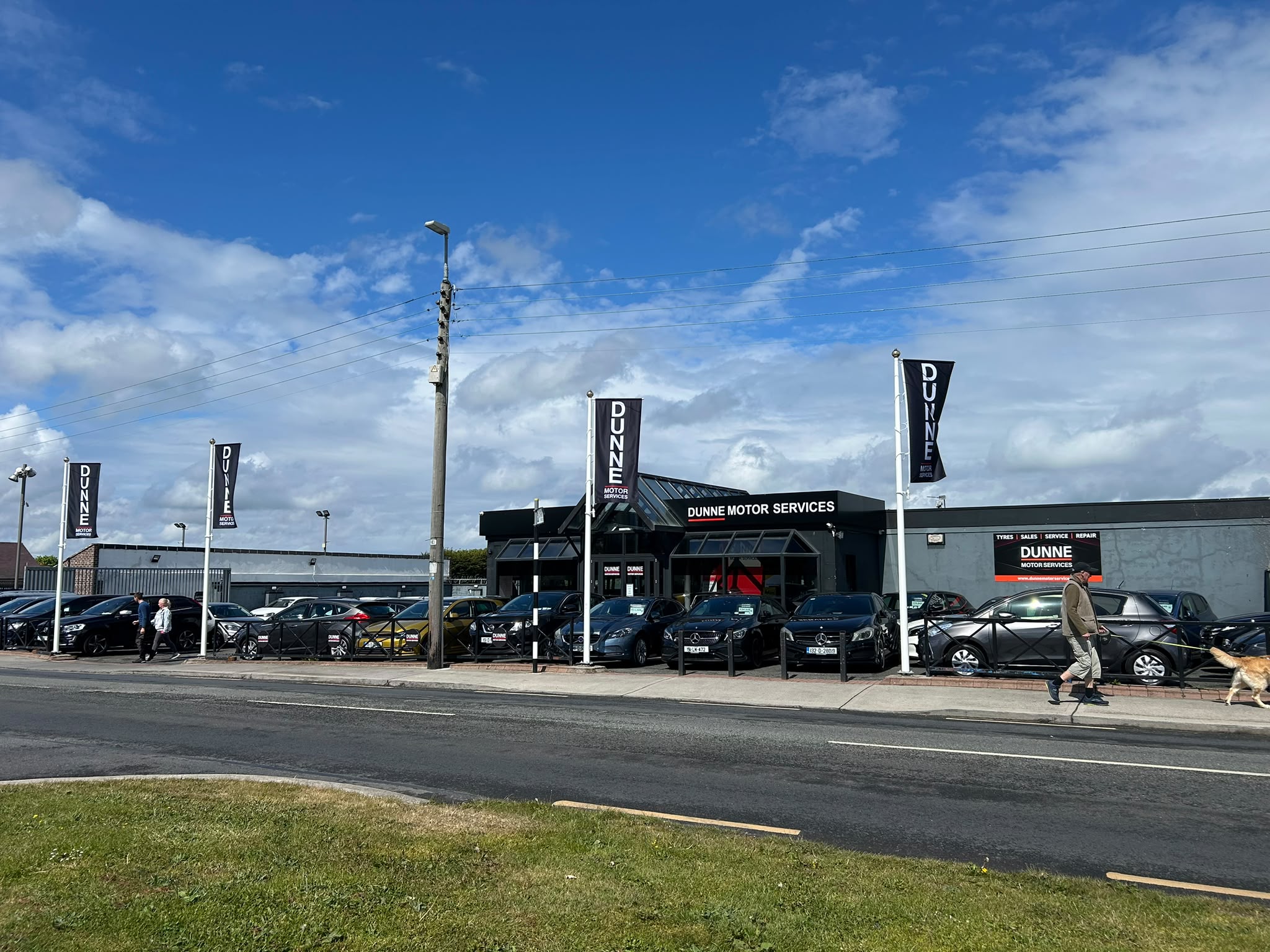 Custom banner flags for Dunne Motors
